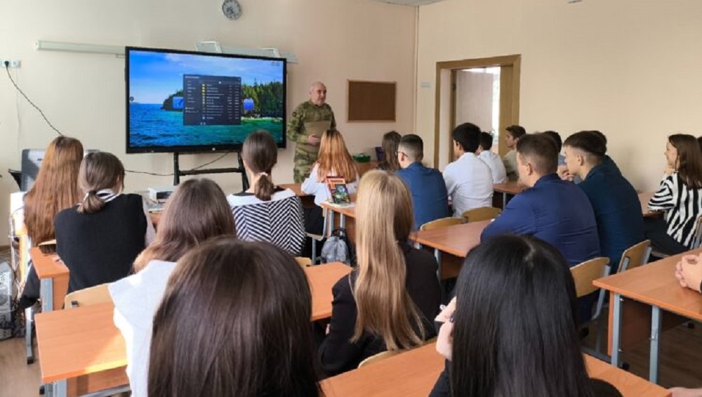 В Суземке школьники встретились с ветераном погранвойск Александром Колибердиным