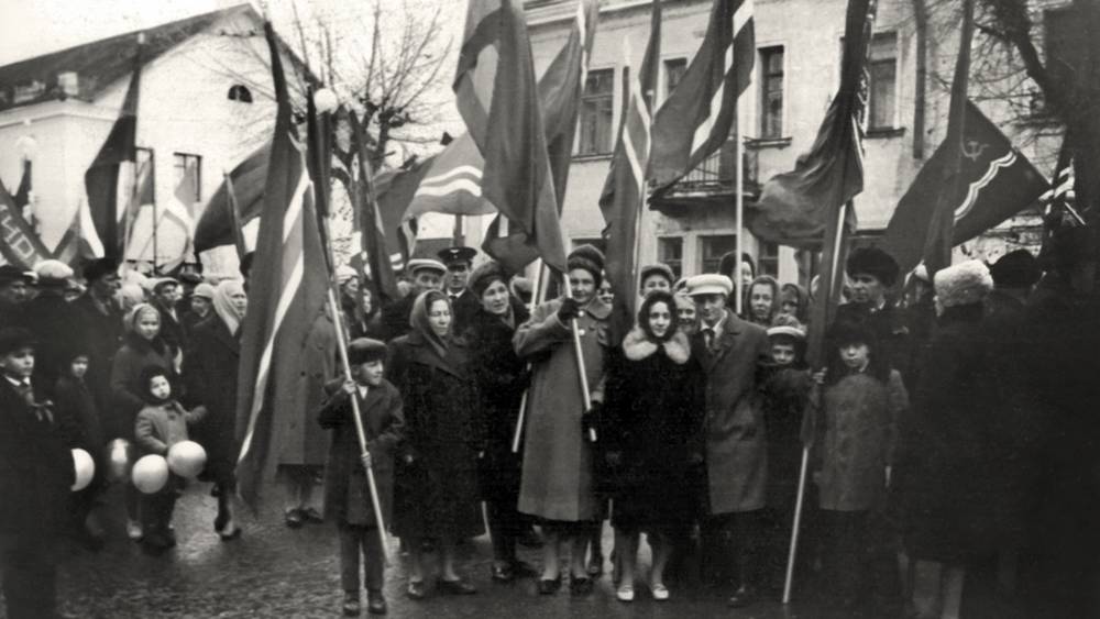 В Брянске опубликовали фото слякотного митинга 7 ноября 53 года назад