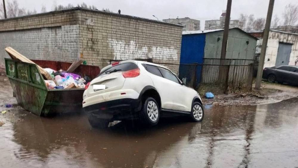 В глубокую яму в Брянске на улице Есенина угодил второй автомобиль