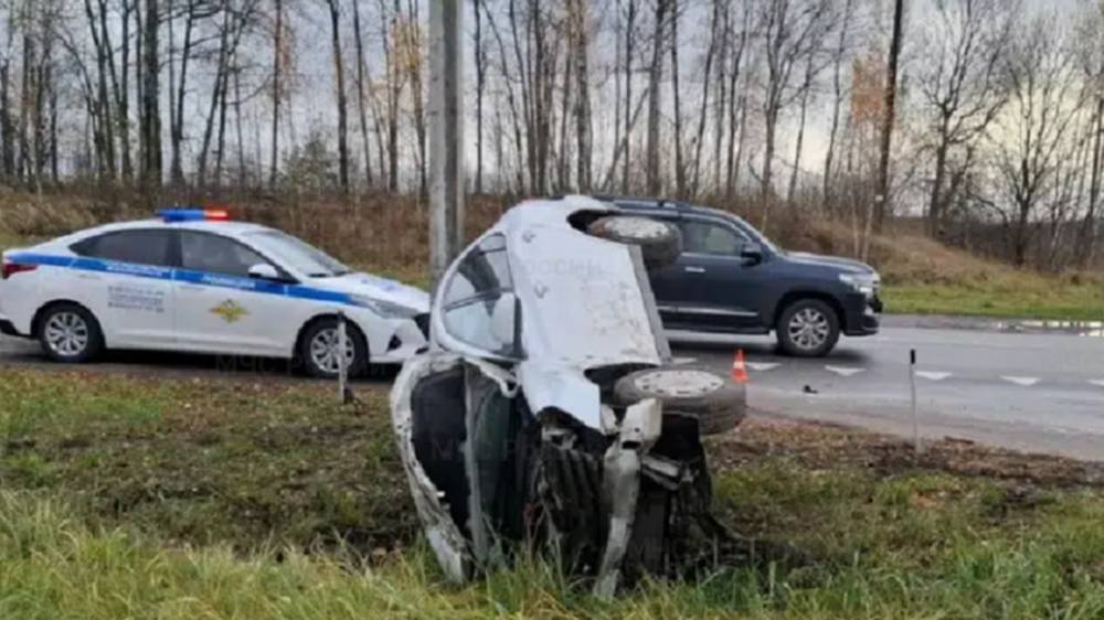 Под Брянском возле Глинищева в ДТП перевернулся легковой автомобиль