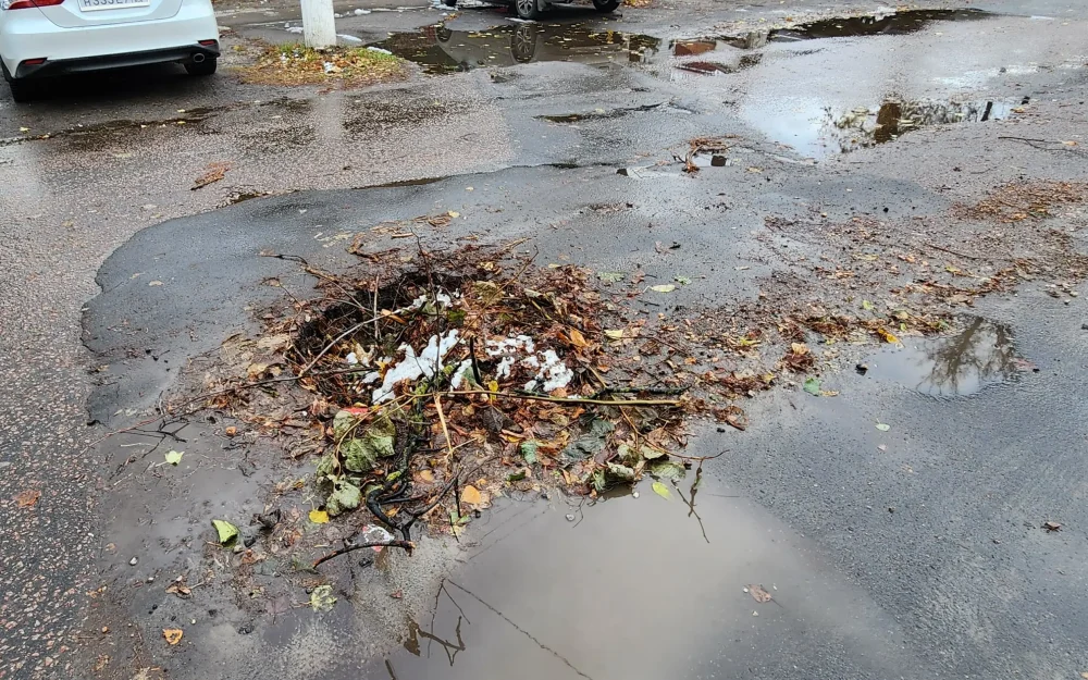 Брянский водитель повредил два колеса и подвеску в огромной яме-долгожительнице