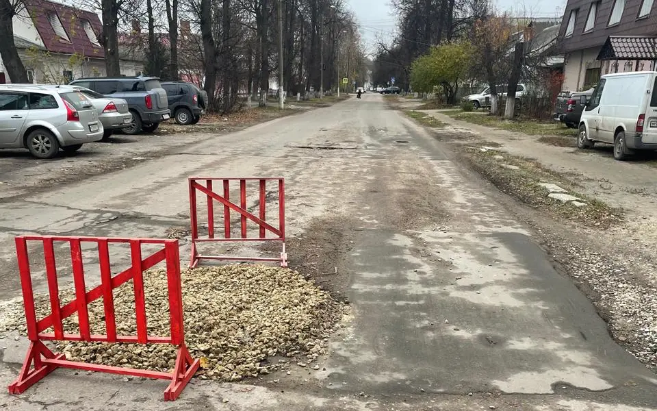 После публикации «Брянских новостей» дорожники ликвидировали опасную яму