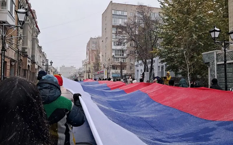 В центре Саратова развернули 60-метровый триколор в честь Дня народного единства