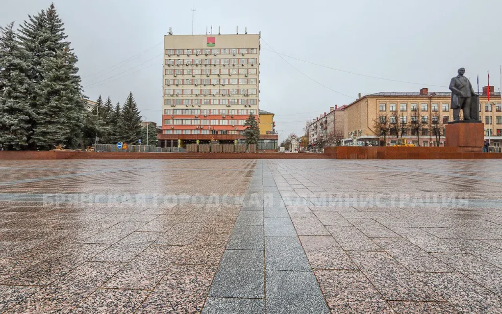 В Брянске на площади Ленина уложили 3 000 квадратных метров новой плитки