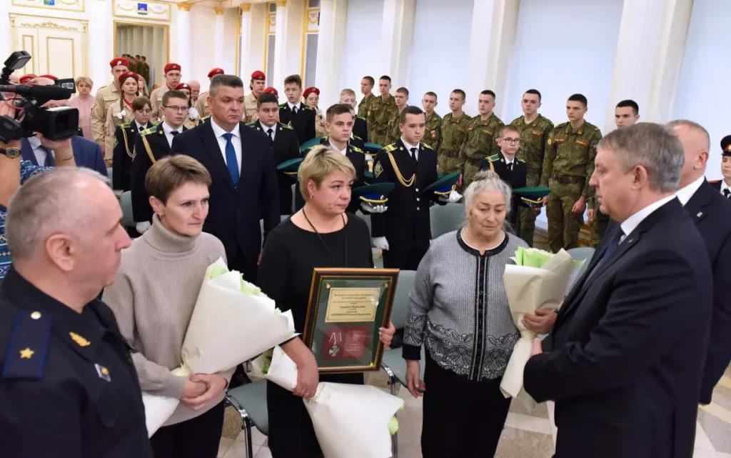 Брянский губернатор вручил госнаграду родственникам погибшего пограничника