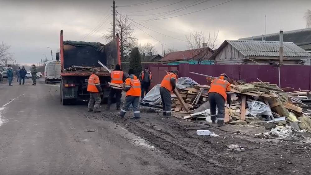 Соседи брянцев начали убирать завалы после обстрела мирного города