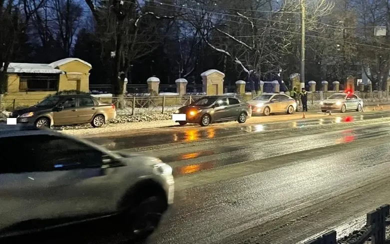 В центре Брянска две легковушки дважды сбили 19-летнего пешехода