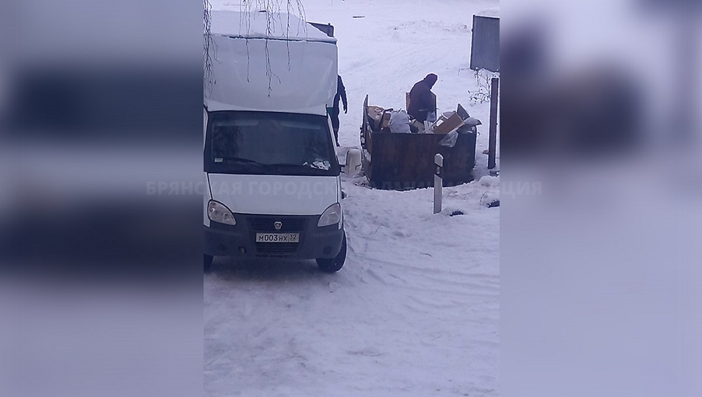 Жительница Брянска помогла властям наказать водителя «Газели» за выброс мусора