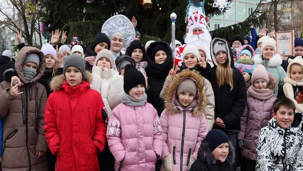 В Бежицком районе Брянска Дед Мороз и Снегурочка открыли новогоднюю ёлку