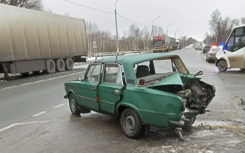 Брянские спасатели смыли с трассы ГСМ после серьезной аварии