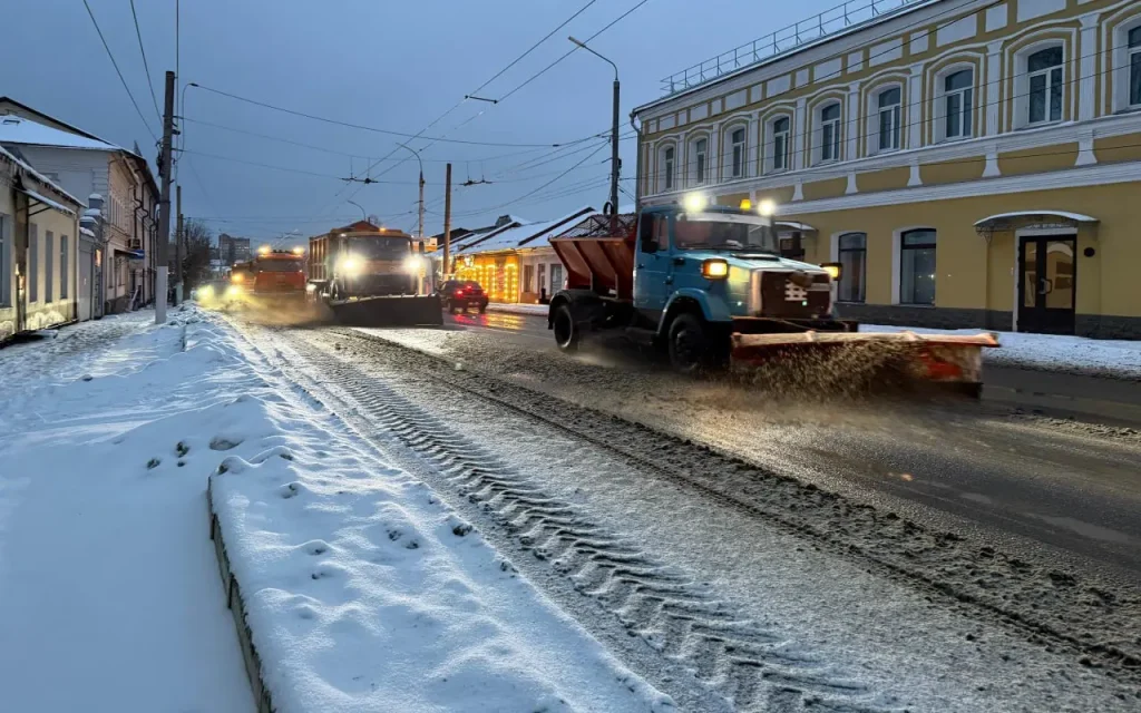 Дорожные службы Брянска высыпали 850 кубометров пескосоляной смеси за сутки