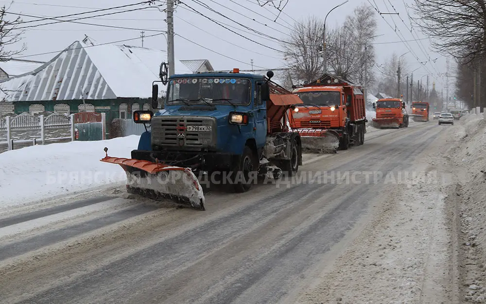 Дорожное управление Брянска усилило уборку улиц из-за непогоды