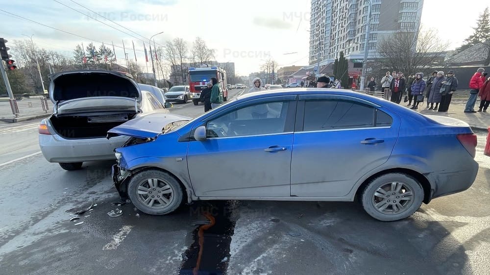 В Брянске на улице Дуки днём 30 января столкнулись два легковых автомобиля