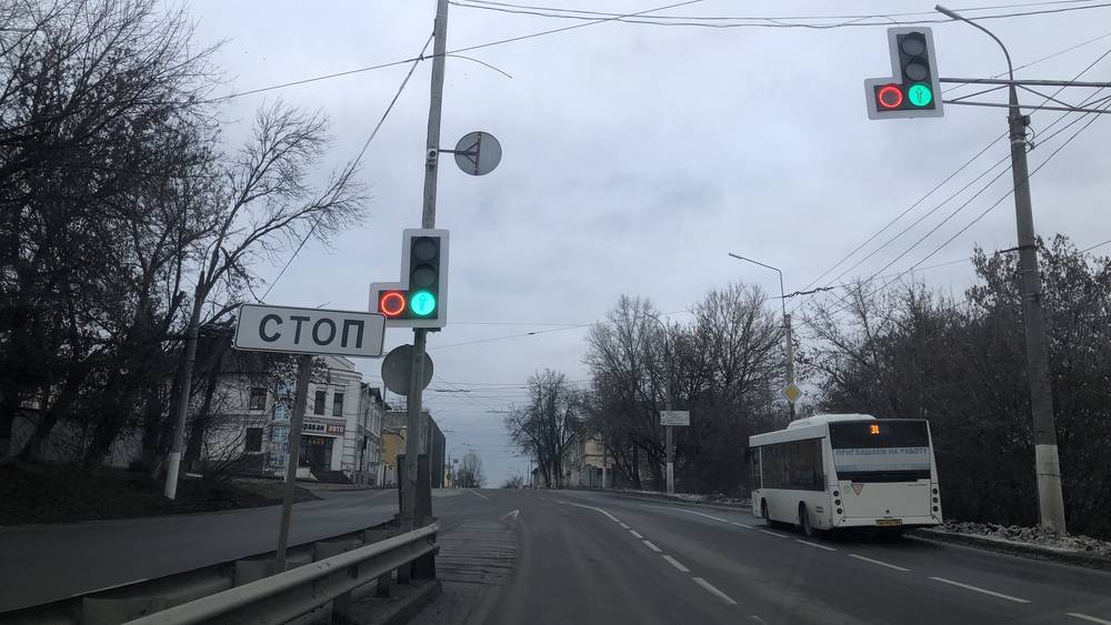 Во избежание путаницы светофоры в Брянске оснастили дополнительным знаком