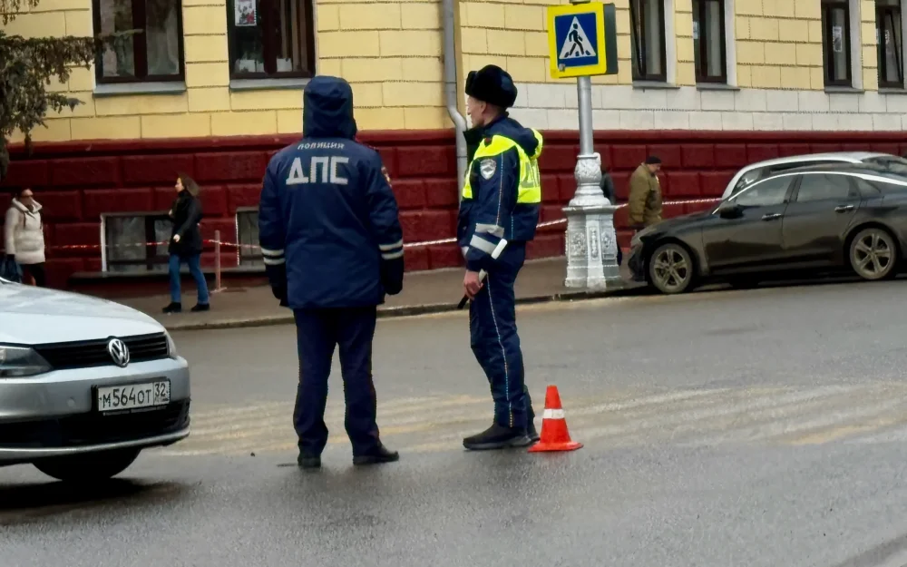 Мошенники пытались похитить у брянских гаишников 100 тысяч долларов США 