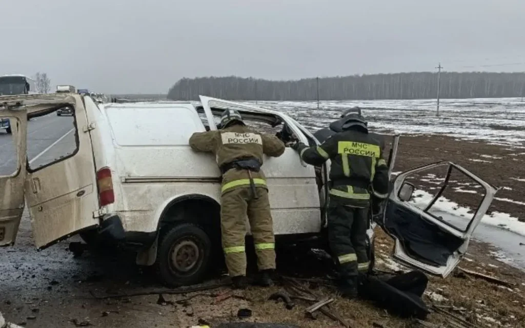 Брянские спасатели вызволили людей из машины после жуткой аварии