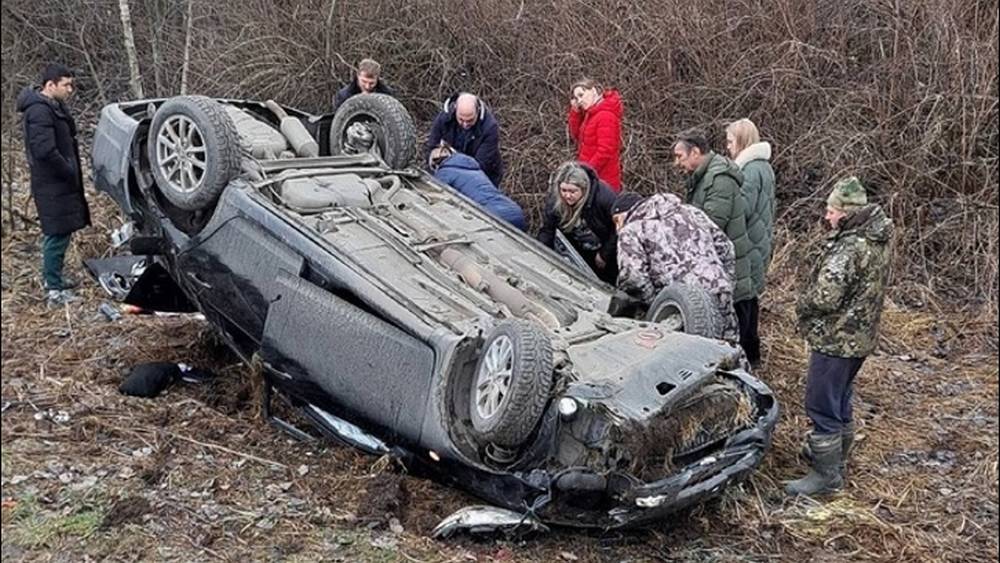 На брянской трассе автомобиль перевернулся слетевший в кювет автомобиль