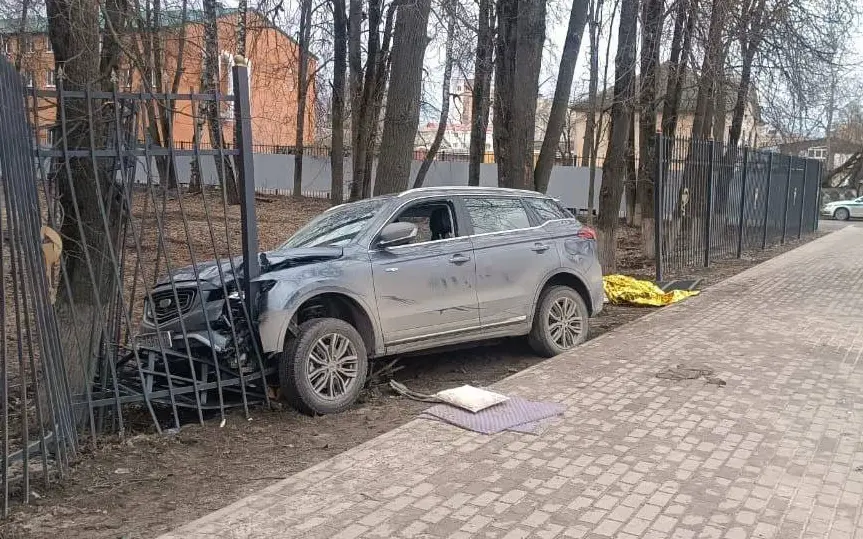 В Брянске китайский кроссовер вылетел на тротуар и сбил пешехода