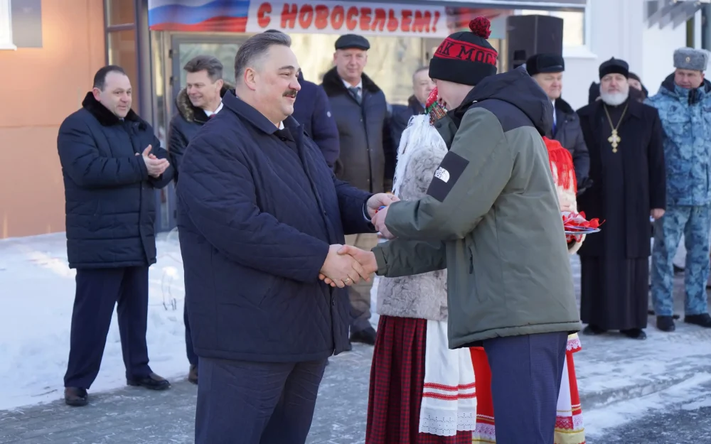 В Брянской области вручили детям-сиротам ключи от квартир в новых дома 