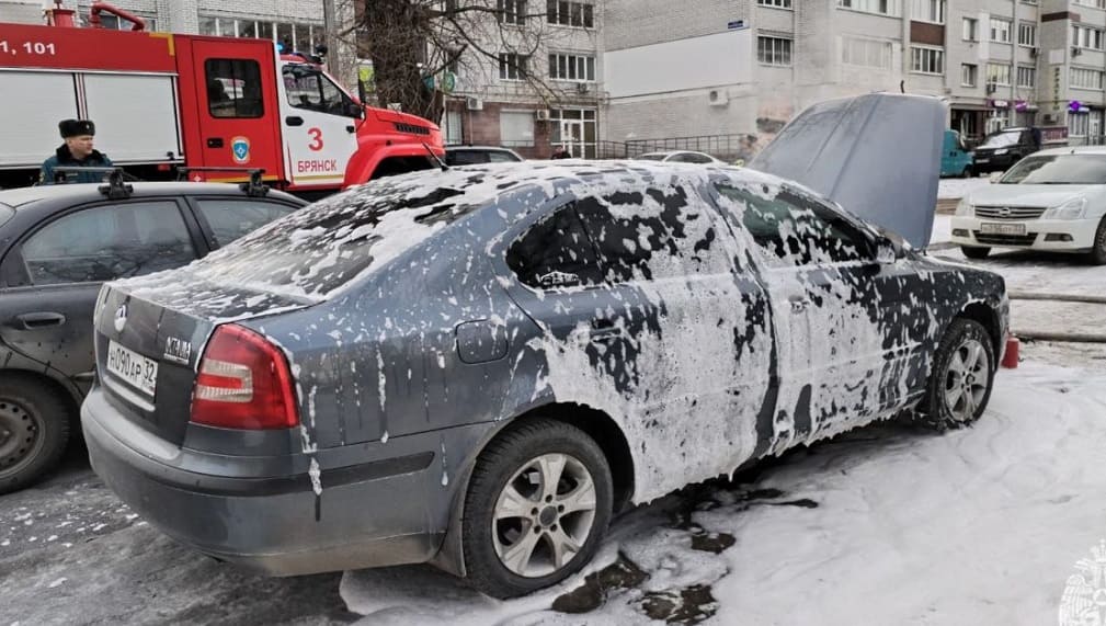 В Брянске при загадочных обстоятельствах сгорел легковой автомобиль