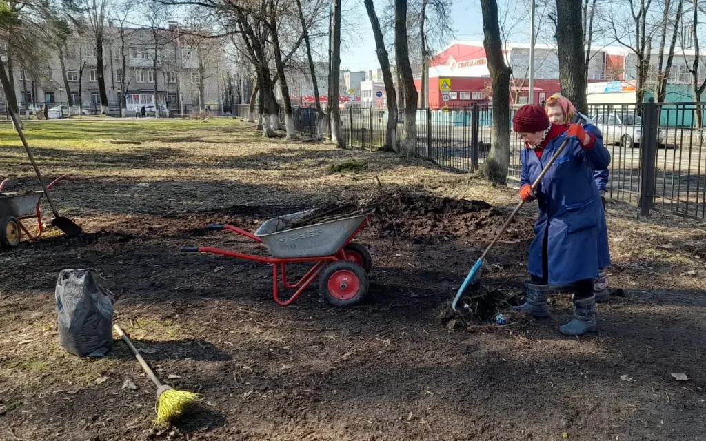 Жители Брянска вышли на уборку в санитарную пятницу