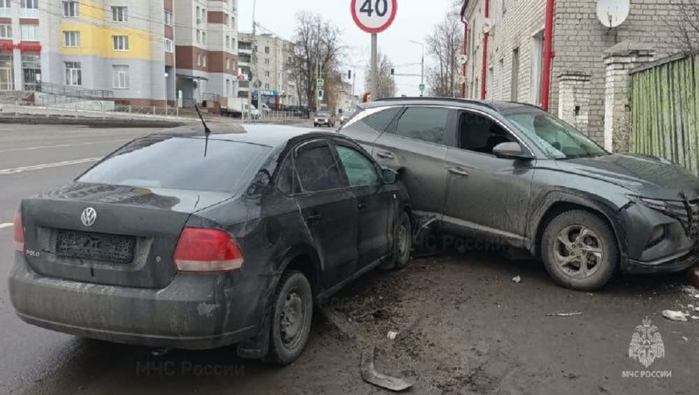 В Брянске утром два легковых автомобиля попали в серьёзное ДТП на улице Почтовой