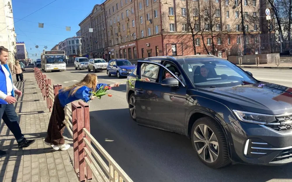 Брянские волонтеры порадовали женщин в Международный женский день