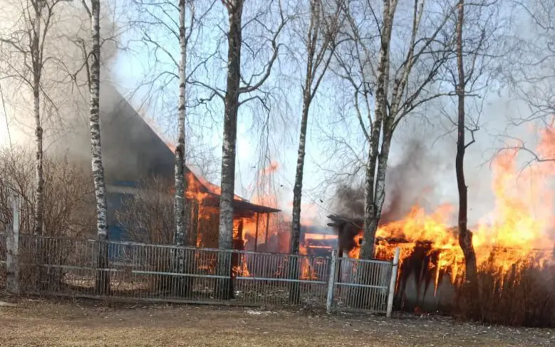 В приграничном брянском селе Зерново сгорел дом с сараем