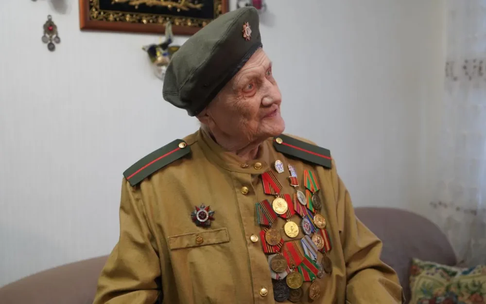 В Брянске 100-летняя ветеран ВОВ Палина Сергеева получила юбилейную медаль