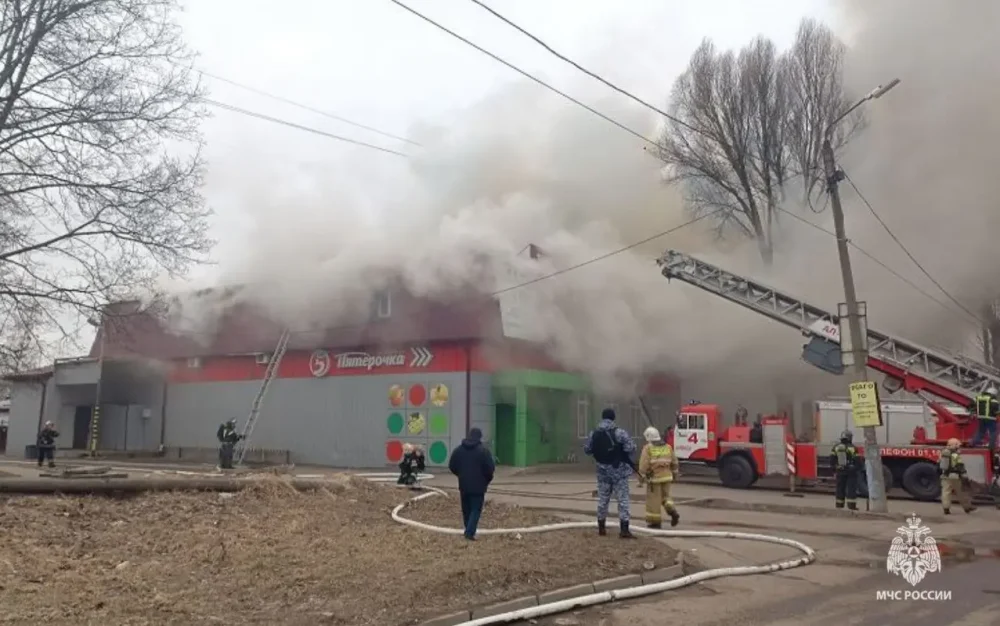 В Брянске начал бушевать пожар повышенного ранга опасности