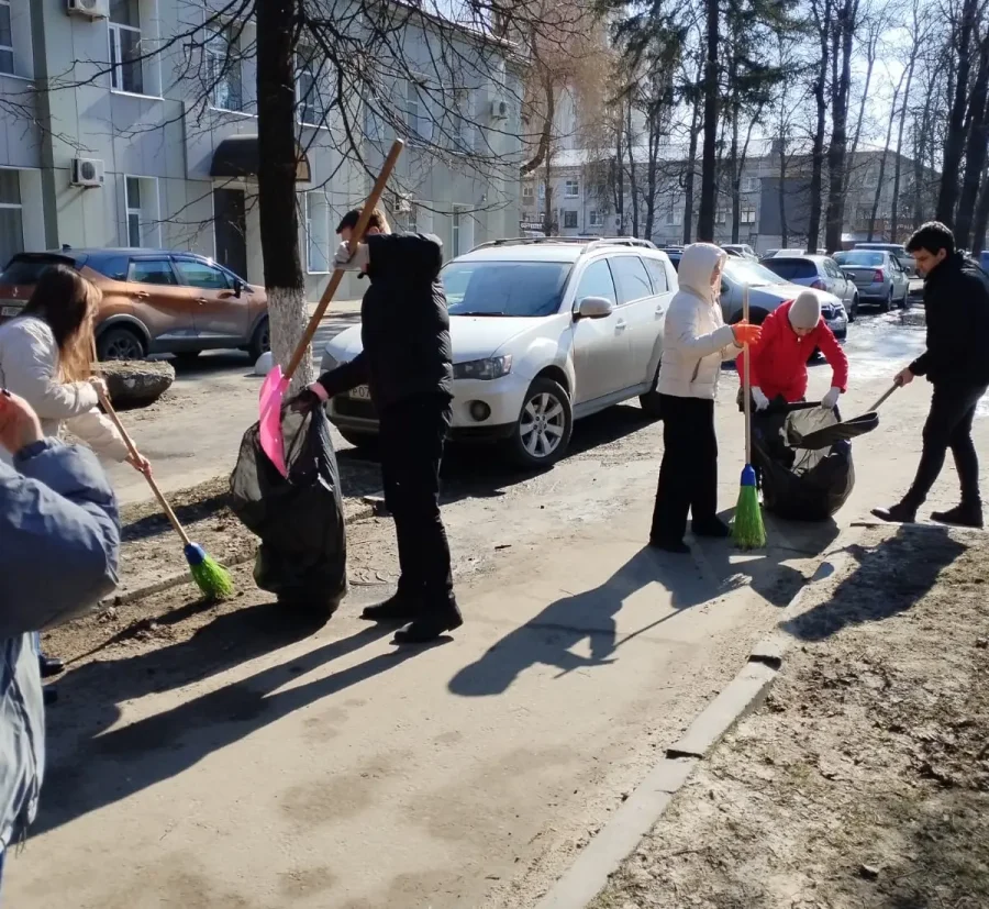 Жители Брянска вышли на уборку в санитарную пятницу